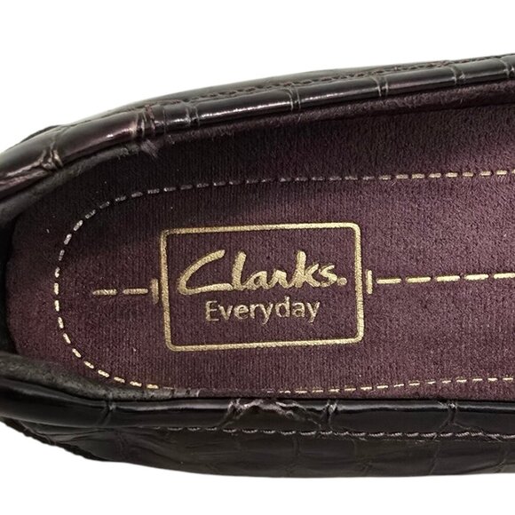 Clarks Brown Timeless Leather Croc Embossed Slip On Loafer Sz 8.5XW - Picture 8 of 9